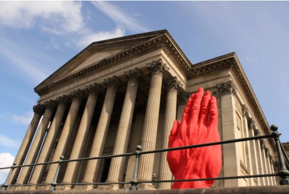 Раскрыта тайна синей руки, которую установили в Киеве